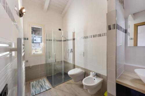 a bathroom with a toilet and a shower and a sink at Studio TIMO in Pompeiana