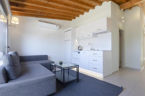 - un salon avec un canapé et une table dans l'établissement AEGEAN Apartments - Marina & Chios Island View, à Çeşme