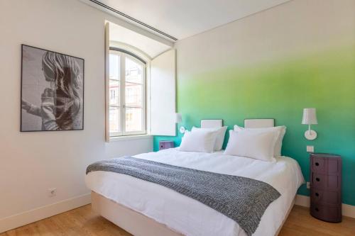 1 dormitorio verde y blanco con 1 cama grande en MY LX FLAT Luxury Chiado Design Apartment en Lisboa