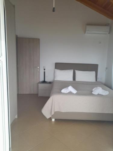 Ένα ή περισσότερα κρεβάτια σε δωμάτιο στο Helen Apartments