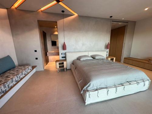 Tempat tidur dalam kamar di Syros Soul Private Pool Suites