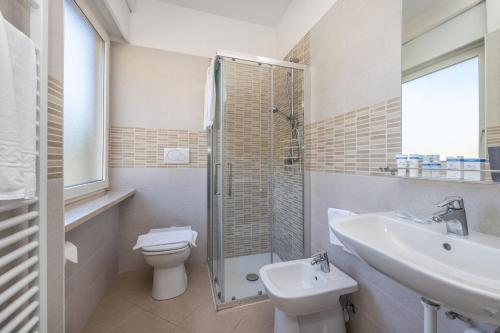 W łazience znajduje się umywalka, toaleta i prysznic. w obiekcie Garden House - Hotel Sport w mieście Levico Terme