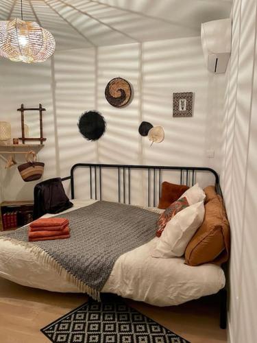 une chambre avec un lit dans une pièce dans l'établissement Villa Piscine - 5 min du centre historique d'Aix en Provence, à Aix-en-Provence