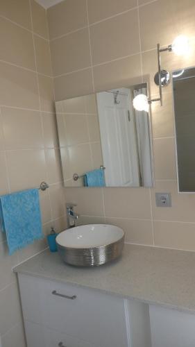 ein Badezimmer mit Waschbecken und Spiegel in der Unterkunft Villa Priene - Gumusluk Private Pool in Gümüşlük