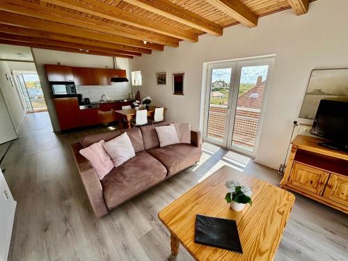 un salon avec un canapé et une table dans l'établissement Villa aan Zee, à Noordwijk