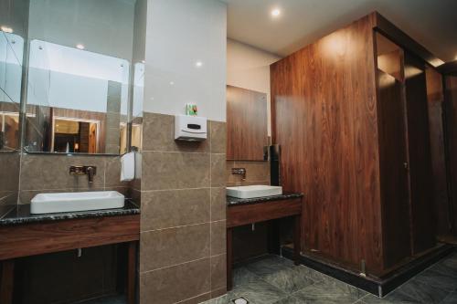 Baño con 2 lavabos y espejo en Dees Boutique Hotel en Katmandú