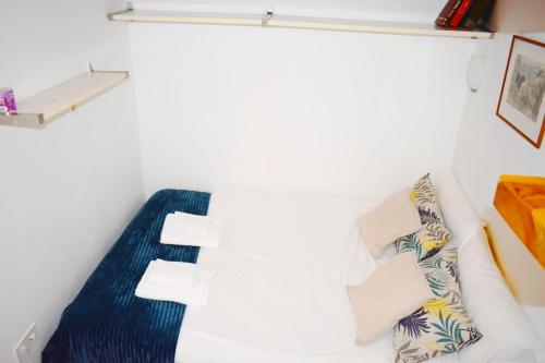 pokój z kanapą i półką w obiekcie Adorable apartamento en Almagro w Madrycie