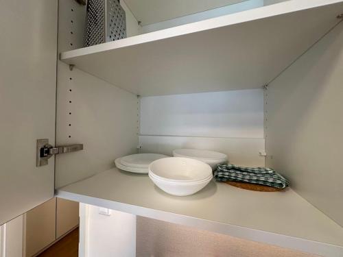 eine Küche mit zwei Platten und Schalen auf einem Regal in der Unterkunft Bella Apartments Brno in Brünn