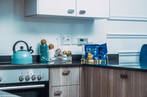 una cocina con un hervidor de agua azul en la encimera en Blue Waves Luxury Apartment- Power Backup, en Johannesburgo