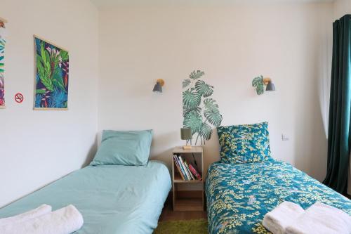 1 dormitorio con 2 camas contiguas en Oasis tropicale a Cleguerec, en Cléguérec