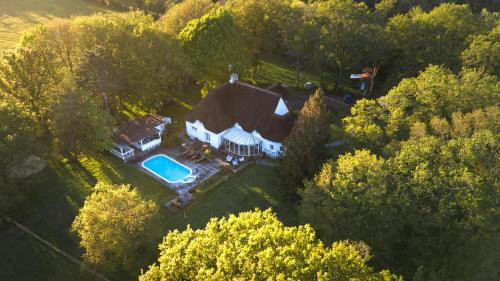 an aerial view of a house with a swimming pool at Romantique petite chaumière près de Guérande in Saint-Lyphard