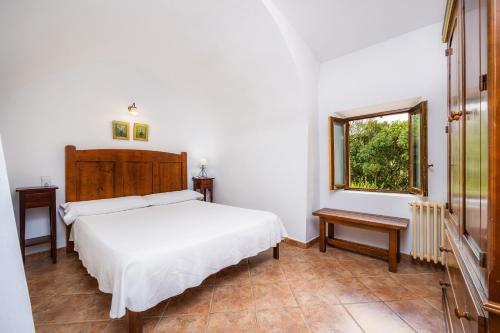 een slaapkamer met een wit bed en een raam bij Sa Soll in Sant Llorenç des Cardassar