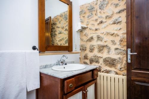 een badkamer met een wastafel en een spiegel bij Sa Soll in Sant Llorenç des Cardassar
