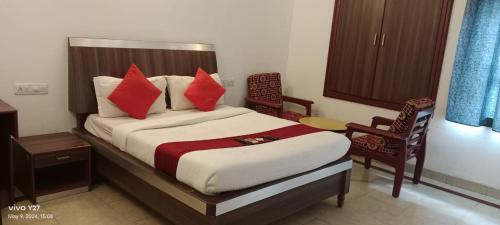 Mount Heera Hotel-Alandur tesisinde bir odada yatak veya yataklar