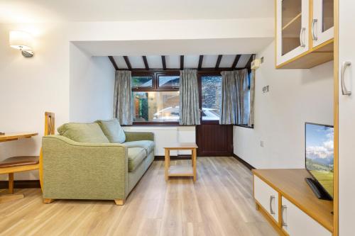 un soggiorno con divano e tavolo di Hapimag Burnside Park Apartments a Bowness-on-Windermere
