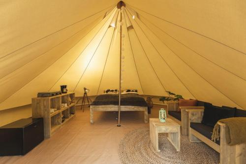 Posezení v ubytování Happy in the meadow tent with private sanitary facilities 2 pers.