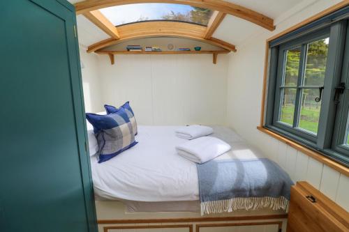 1 dormitorio pequeño con 1 cama en una casa pequeña en Lowena, en Penzance