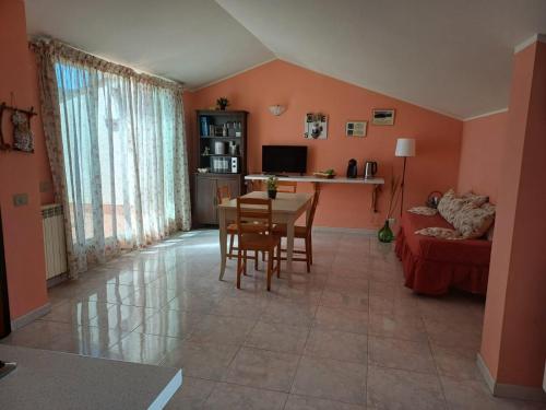 ein Wohnzimmer mit einem Tisch und einem Sofa in der Unterkunft La mia dolce casa in Mascali