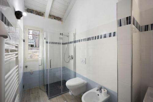 a bathroom with a toilet and a shower and a sink at Studio Nido in Pompeiana