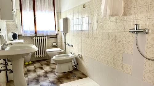 łazienka z toaletą i umywalką w obiekcie SE081 - Marotta, trilocale a 100 mt dal mare w mieście Marotta
