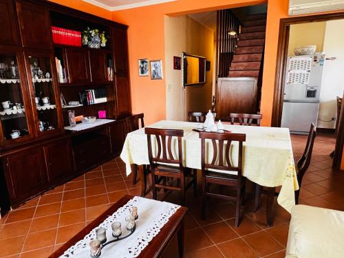 cocina y comedor con mesa y sillas en Appartamento Girasole, en Girasole