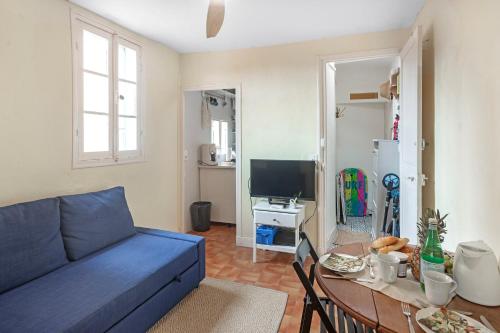 un salon avec un canapé bleu et une table dans l'établissement Mattoni - Happy Rentals, à Menton