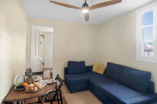 un salon avec un canapé bleu et une table dans l'établissement Mattoni - Happy Rentals, à Menton