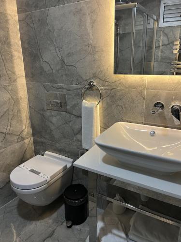 Un baño de Riva Hotel Alsancak