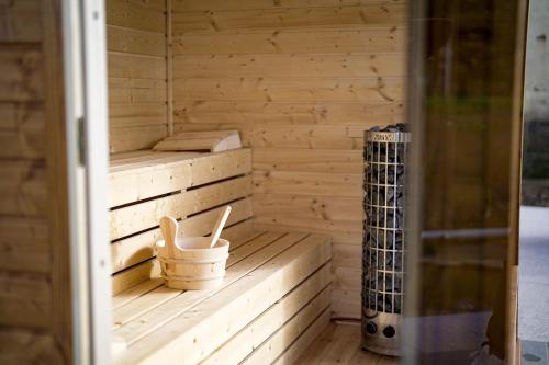 uma sauna de madeira com 2 pires e uma ventoinha em Somos Lux Vendégház em Somoskőújfalu