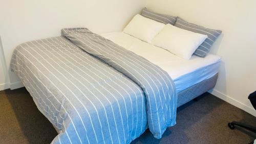 A bed or beds in a room at Unit 50 Accomodation, Petone