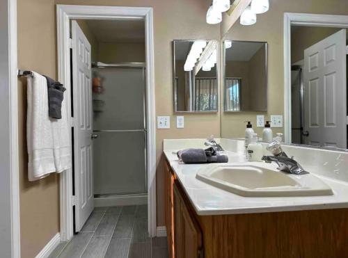 uma casa de banho com um lavatório e um espelho em Summer Individual Community Villa em San Gabriel