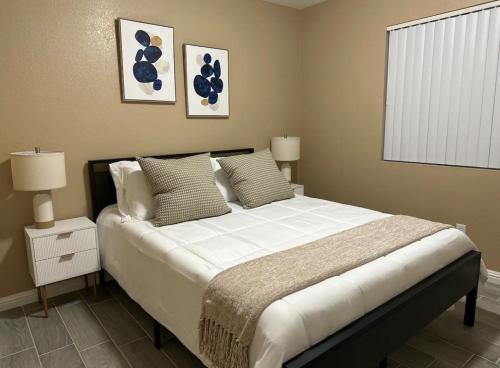 um quarto com uma cama com almofadas e uma janela em Summer Individual Community Villa em San Gabriel