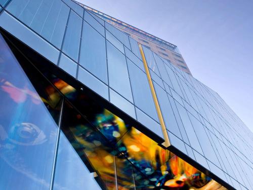 un edificio de cristal con reflejo de un edificio en SO/ Vienna en Viena