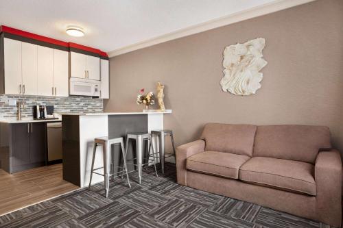 uma sala de estar com um sofá e uma cozinha em Baymont by Wyndham Medicine Hat em Medicine Hat