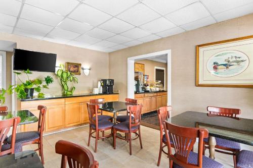 a dining room with a table and chairs at Rodeway Inn Williamsburg Edge District in Williamsburg