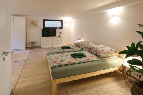 Кровать или кровати в номере Waldhaus