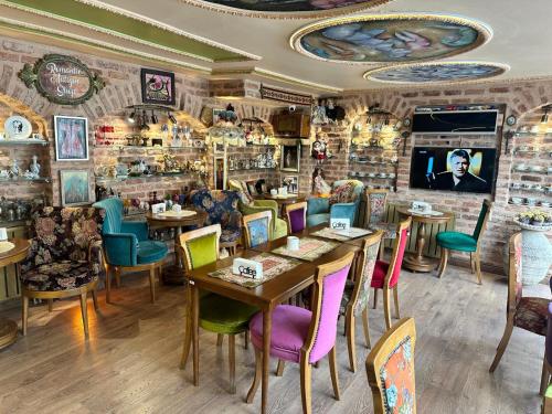 イスタンブールにあるRomantic Mansionのテーブルと椅子が備わるレストラン