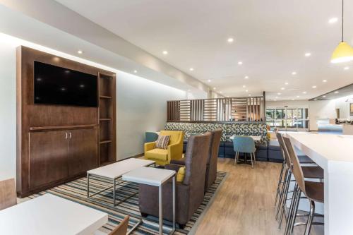 a lobby with a bar and a restaurant at MainStay Suites Murfreesboro in Murfreesboro
