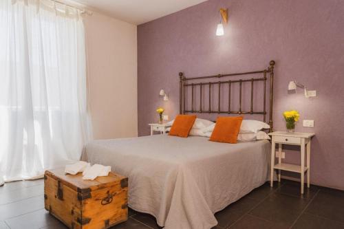 1 dormitorio con 1 cama grande con almohadas de color naranja en Boutique Hotel Molo S Lucia en Siracusa