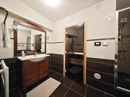 une salle de bain avec un lavabo et une douche dans l'établissement Villa SunResidence, à Coral Bay