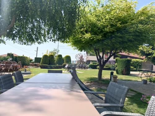 Afbeelding uit fotogalerij van Хотел-ресторант Алмонд in Karlovo