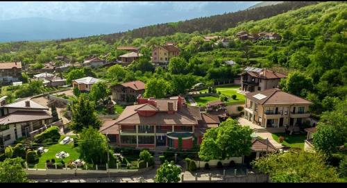 una vista aerea di una piccola città con case di Хотел-ресторант Алмонд a Karlovo