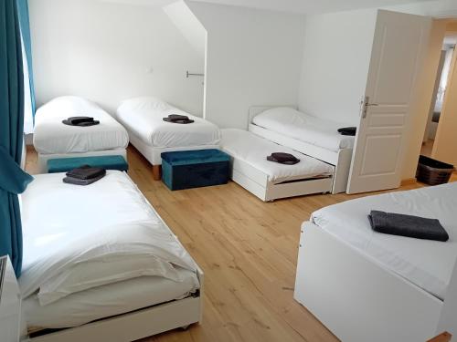 En eller flere senge i et værelse på Le Domaine du Tronquoi.