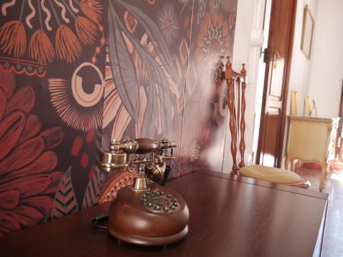 telefon siedzący na drewnianym stole w obiekcie Casa Voramar w mieście Cullera