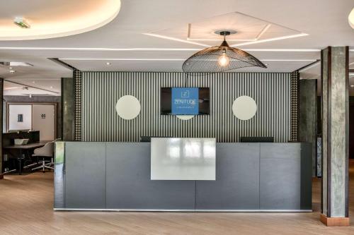 un ufficio con reception e TV a parete di Zenitude Hotel la Valadiere, Ascend Hotel Collection a Montpellier