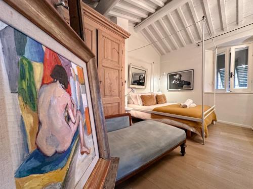 Un dormitorio con dos camas y un cuadro en la pared. en Residenza del Gallo - Residenze Tonnina Group, en Casale Marittimo