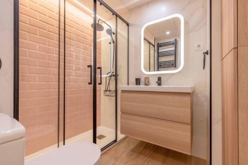 a bathroom with a shower and a sink and a toilet at Apartamento Metropolitano II en Madrid in Madrid