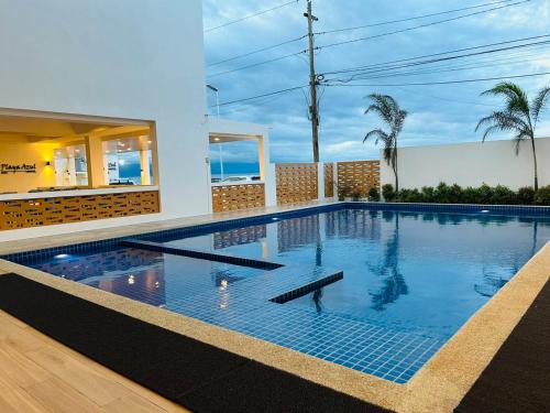 duży basen w środku domu w obiekcie Playa Azul Baler w mieście Baler
