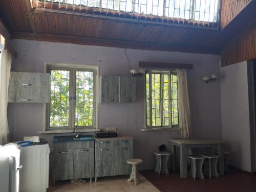 Η κουζίνα ή μικρή κουζίνα στο Sweet Home Near Mtatsminda Park