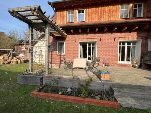 a patio in front of a brick house at Übernachten im Goethezimmer in Jerchel